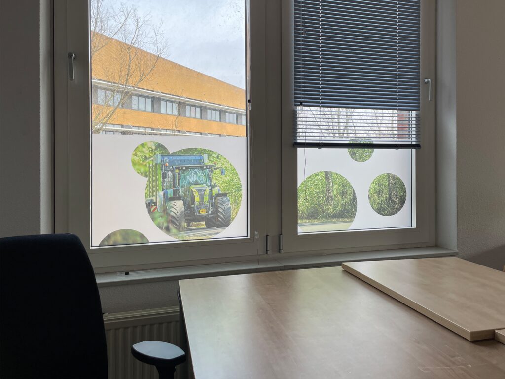 Klaslokaal van Zone.college met raamfolie in agrarisch thema voor een groots interieur signing project.
