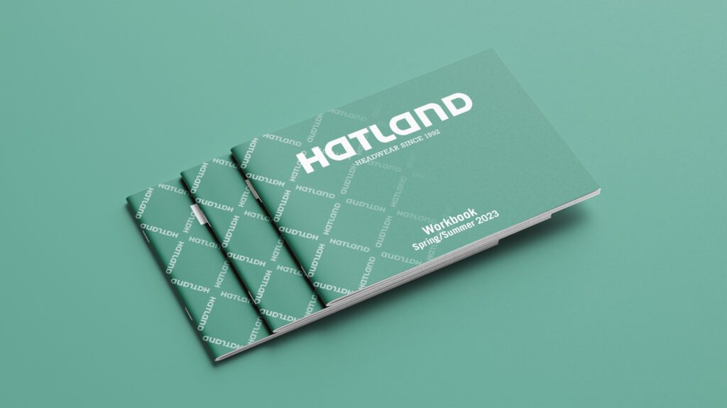 Folder voor Hatland. Voorkant van de Folder in een groene kleur met de bedrijfsnaam en geometrische illustratie op de achtergrond.