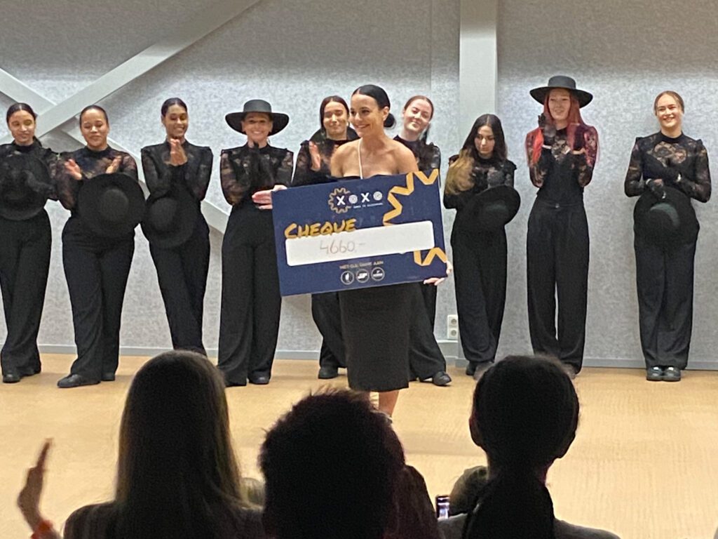 Cheque ontwerp voor ‘XOXO goes to Blackpool’ van XOXO Dance Company tijdens uitreiking op het podium.