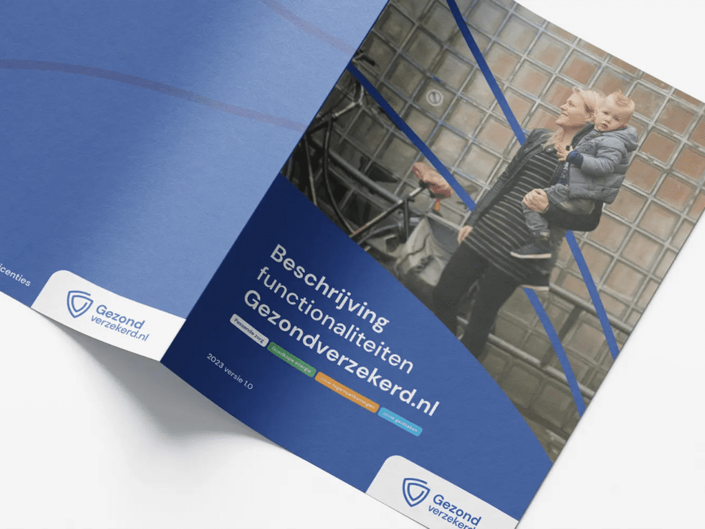 Folder met beschrijving over functionaliteiten Gezondverzekerd. Donkerblauw opgemaakt met grote afbeelding van moeder en kind.