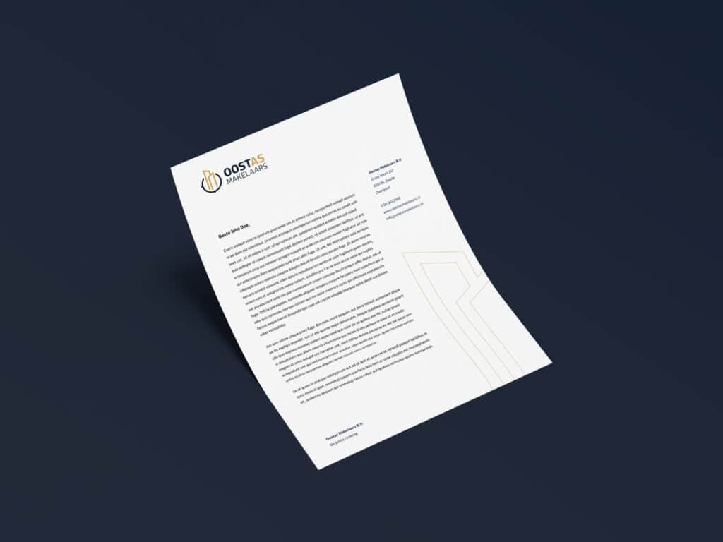 Zakelijke brief op wit papier met logo en typografie in zwart en goud, liggend op een donkere achtergrond voor Oostas makelaars.