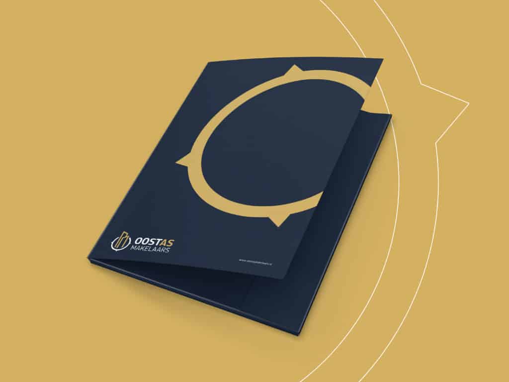 Donkerblauwe brochure met halve gouden cirkel Oostas makelaars, vormgegeven in een strak en professioneel grid