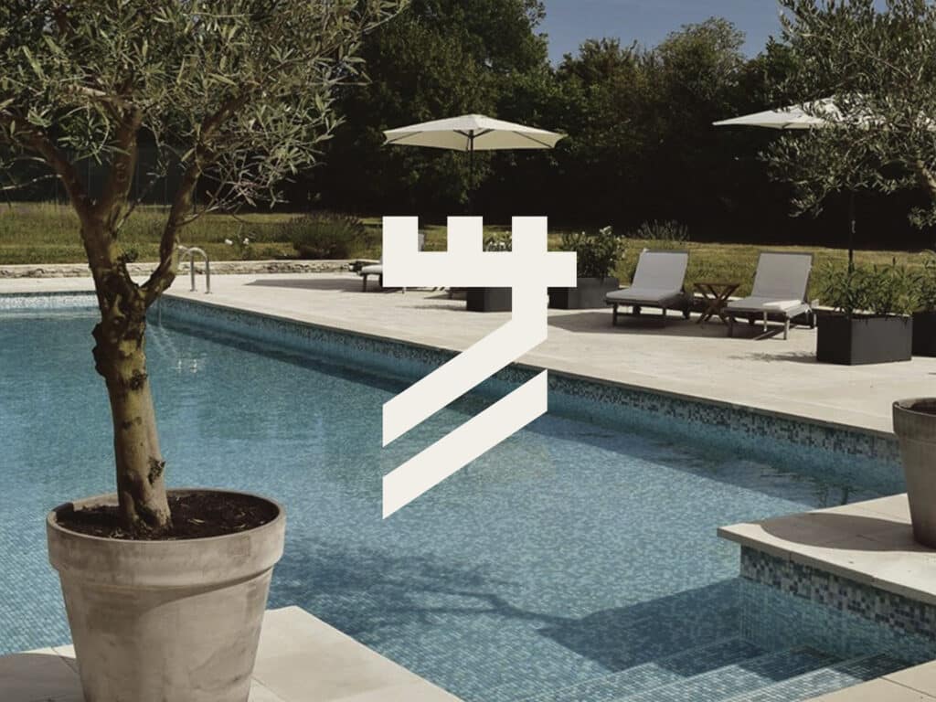 Logo design van Manoir de Plaisance, zwembad met geïllustreerde pilaar