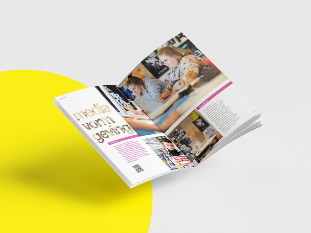 Kleurrijke folder gemaakt voor media vormgeving met informatie en overzichtelijke indeling.