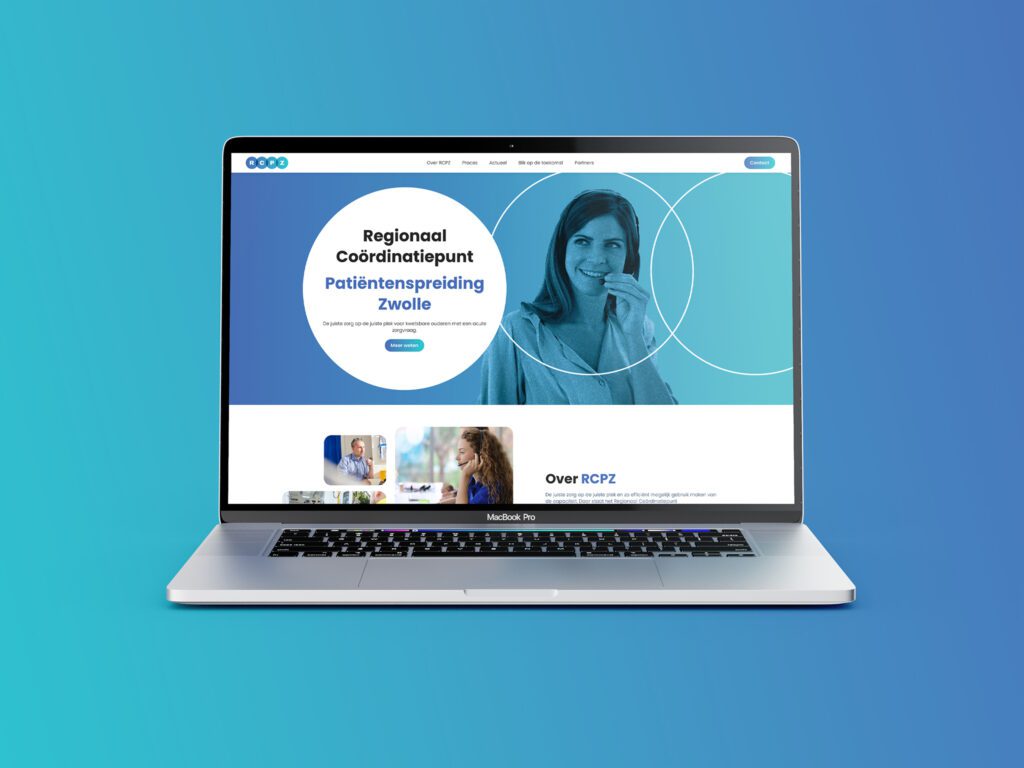 Overzichtelijke webdesign met op de homepage een lachende vrouw en overwegend gebruik van blauwe kleuren voor RCPZ