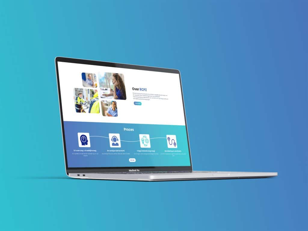 Laptopmockup met de website van RCPZ, getoond ‘below the fold’. Een licht en overzichtelijk design met duidelijke structuur.