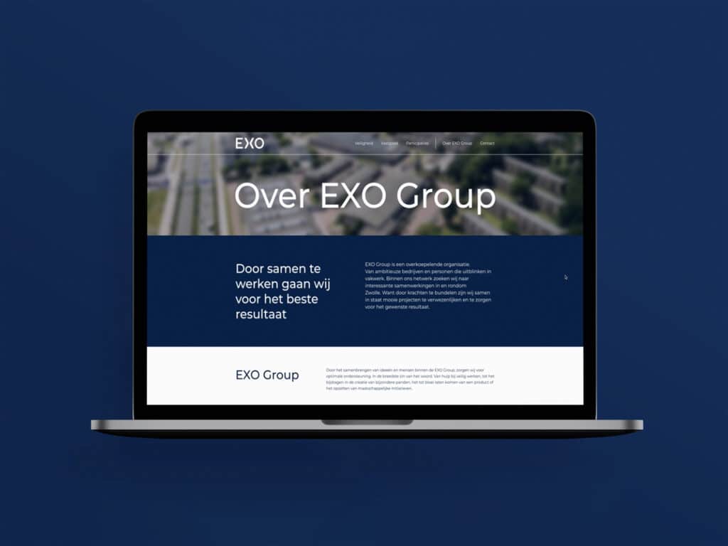 Laptop mockup met webontwerp voor EXO Group in donkerblauwe kleur met grote banner