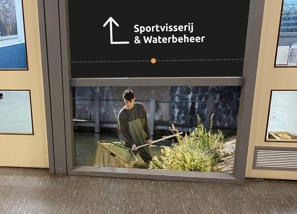 Wayfinding interieur signing voor lokaal Sportvisserij & Waterbeheer bij Zone.college.