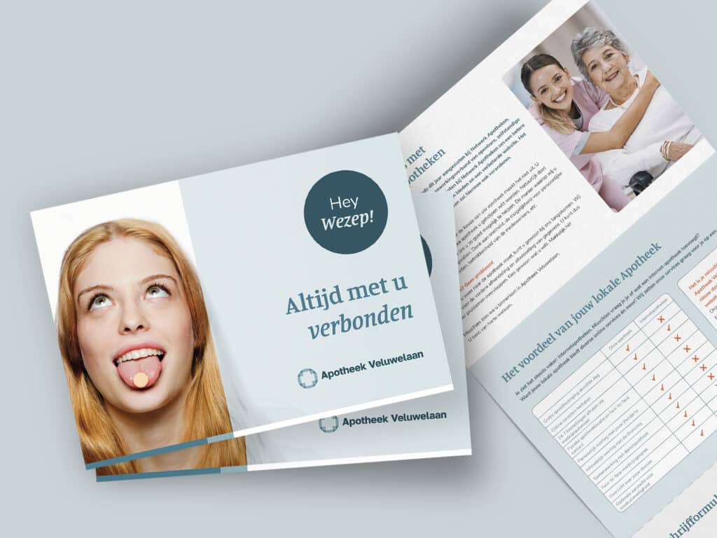 Opengeslagen folder met mintgroene accenten en portretfoto van een lachende vrouw, met informatieve tekst voor apotheek Veluwlaan