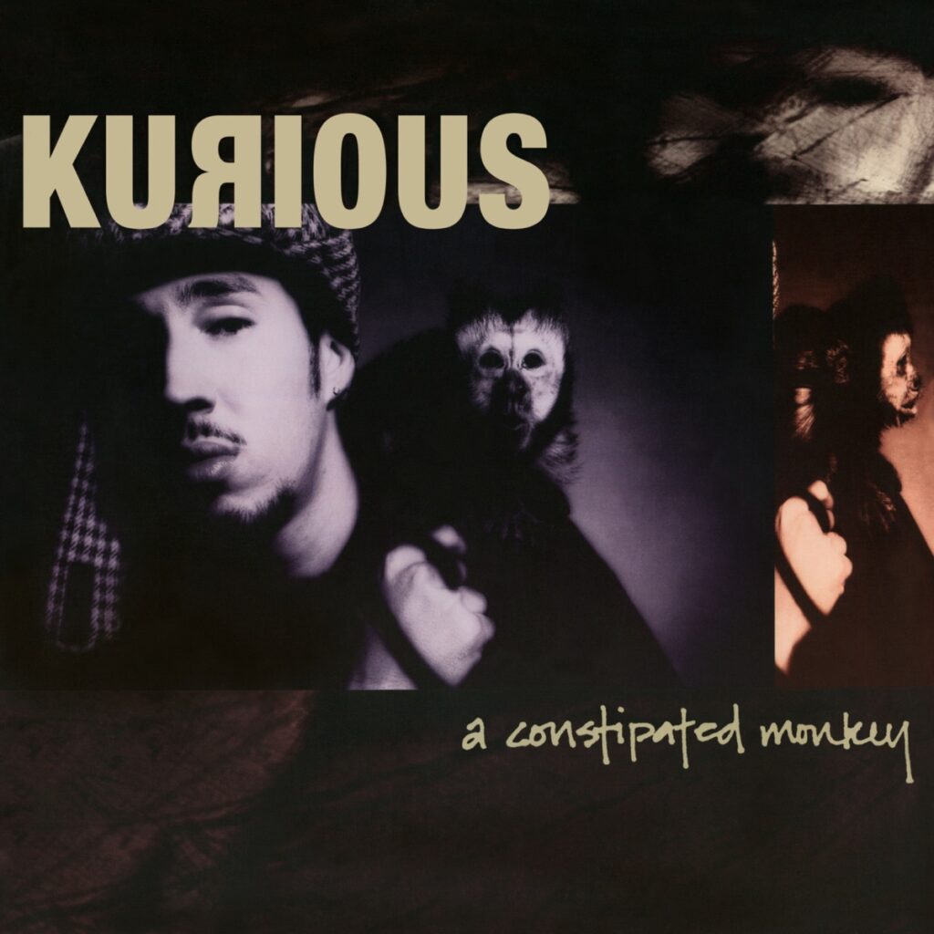 Albumcover van 'A Constipated Monkey' door Kurious, met een portret van de artiest en een aap op zijn schouder.