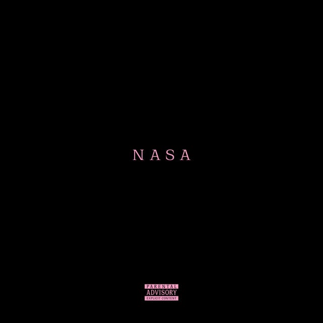 Eenvoudige albumcuver van het nummer NASA van Frenna en Noa, zwart met in roze hoofdletters de titel van het liedje.