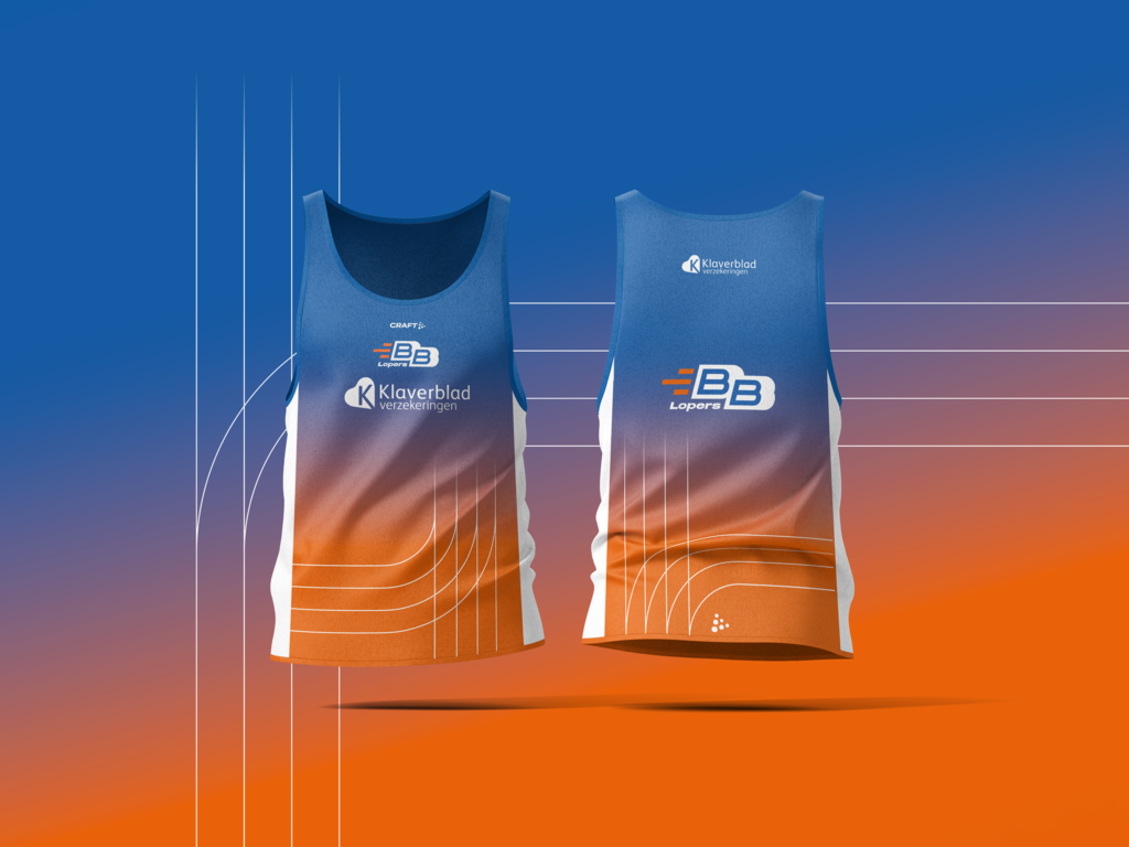 BB-Lopers singlet voor- en achteraanzicht met blauw-oranje verloop, witte zijstroken, grote logo’s en baan-geïnspireerde achtergrond.