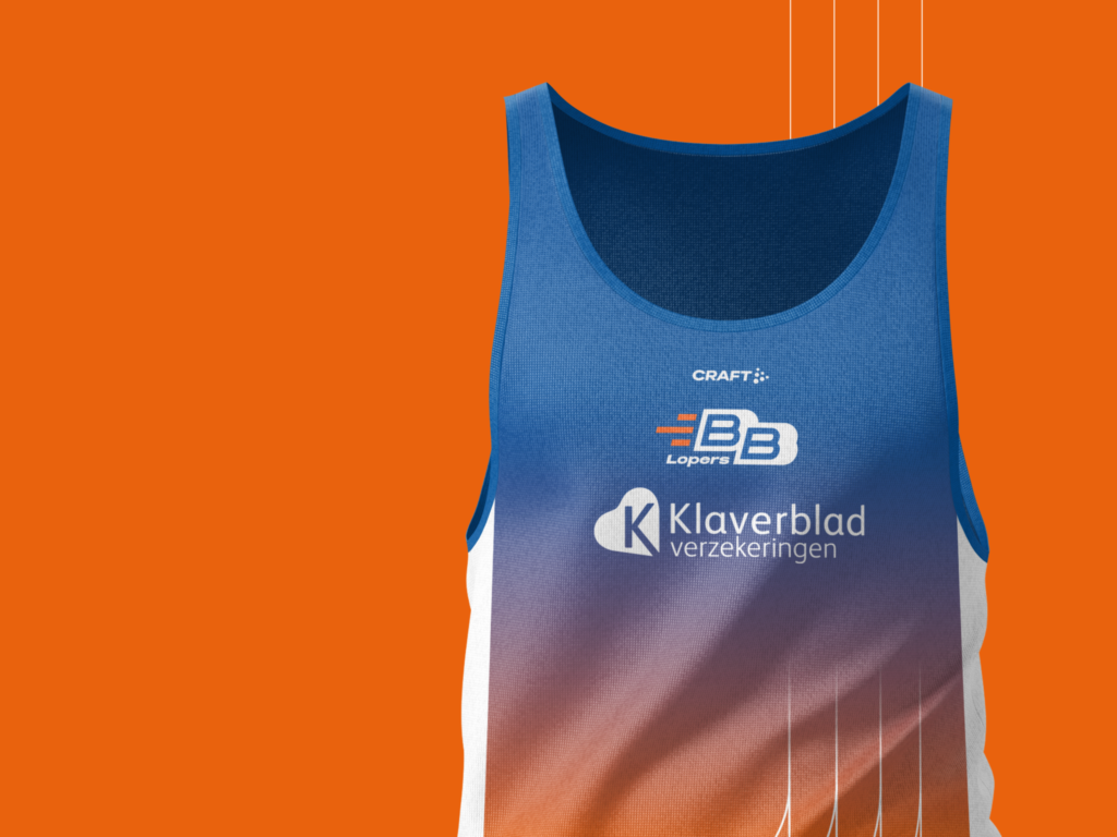 Medium shot van BB-Lopers singlet met blauw-oranje verloop, witte zijstroken en groot Klaverblad-logo, op oranje achtergrond.