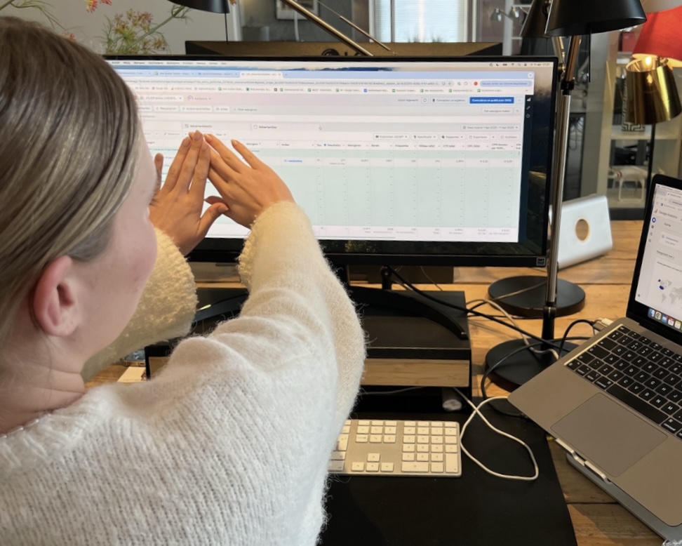 Behind the scenes bij online marketeer Sophie van reclamebureau VORMSHOP